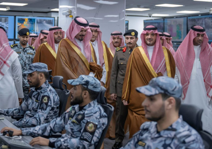 الأمير عبدالعزيز بن سعود يتابع سير العمل في مركز عمليات أمن المسجد النبوي الشريف