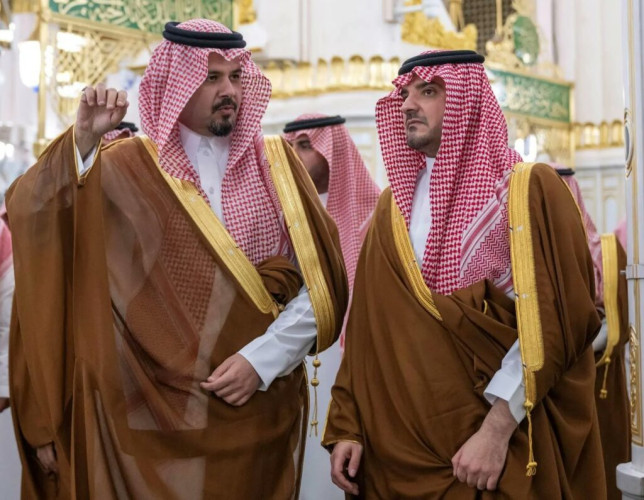 الأمير عبدالعزيز بن سعود يزور المسجد النبوي ويؤدي الصلاة في الروضة الشريفة
