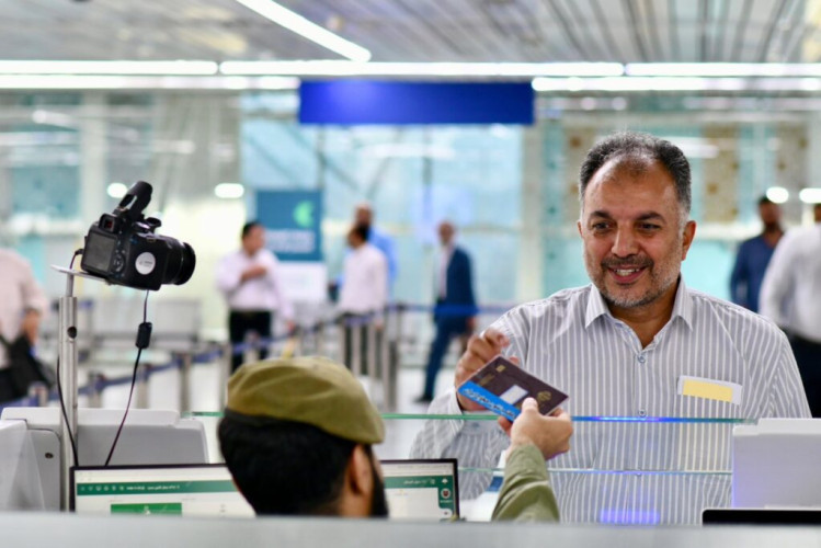 جوازات مطار الأمير محمد بن عبدالعزيز بالمدينة المنورة تستقبل أولى رحلات ضيوف الرحمن القادمين من الجمهورية الإسلامية الإيرانية لأداء فريضة حج 1446هـ