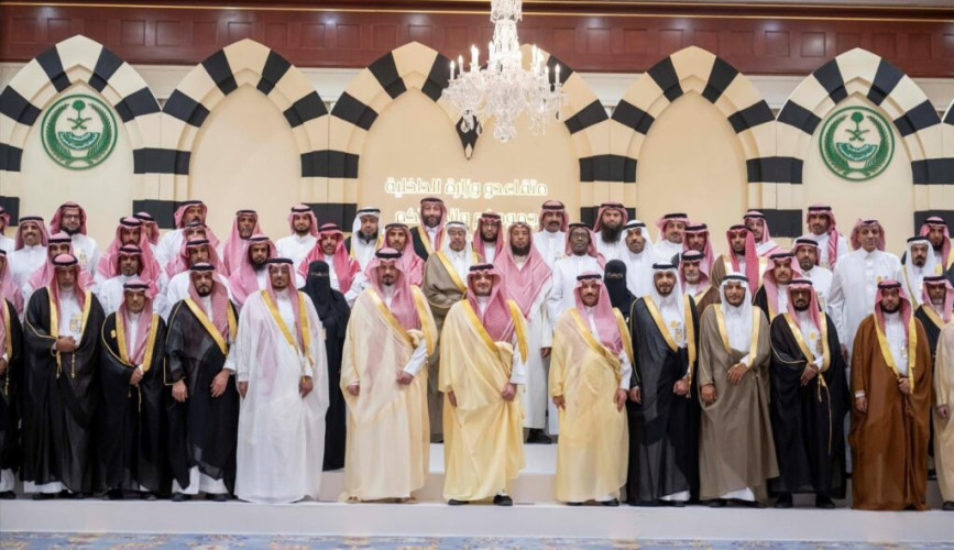 الأمير عبدالعزيز بن سعود يلتقي متقاعدي القطاعات التابعة لوزارة الداخلية بالمدينة المنورة