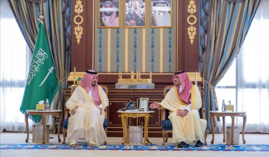 الأمير عبدالعزيز بن سعود يلتقي أمير منطقة المدينة المنورة