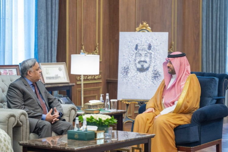 أمير الحدود الشمالية يستقبل سفير جمهورية الهند لدى المملكة