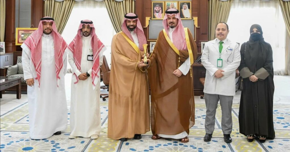 أمير المدينة المنورة يستقبل مدير مستشفى الملك فيصل التخصصي ومركز الأبحاث بالمنطقة