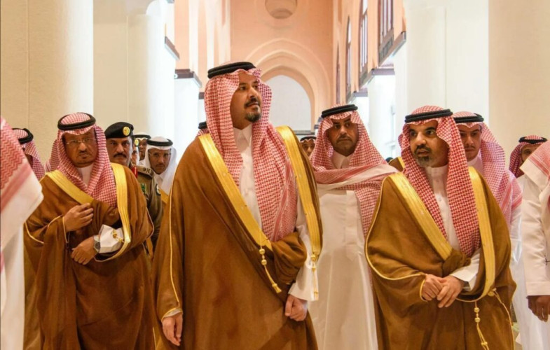 أمير منطقة المدينة المنورة يزور ميقات ذي الحليفة ويتفقد أعمال المرحلة الأولى من مشروع التطوير والتأهيل التي يشهدها المسجد