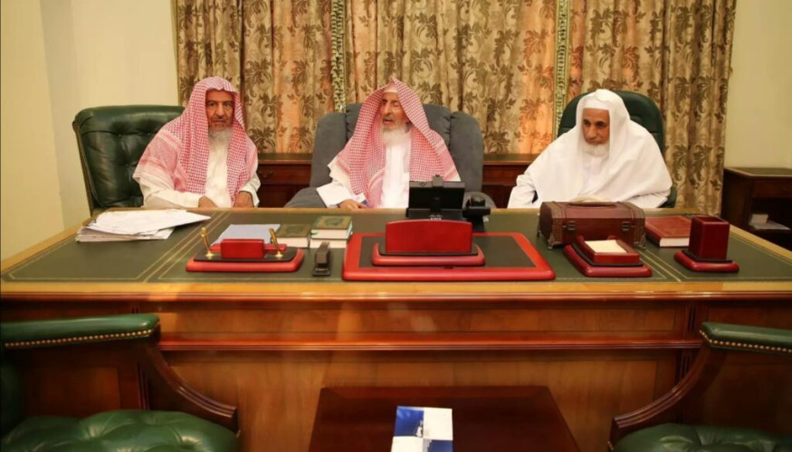 سماحة مفتي عام المملكة يستقبل المستفتين ويوجّه بتكليف عدد من أصحاب الفضيلة للرد على استفسارات الحجاج
