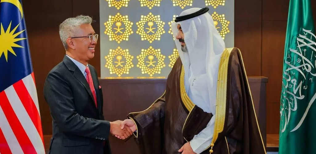 السواحه يناقش مع وزير الاستثمار الماليزي تعزيز الشراكة في الاقتصاد الرقمي والذكاء الاصطناعي والابتكار