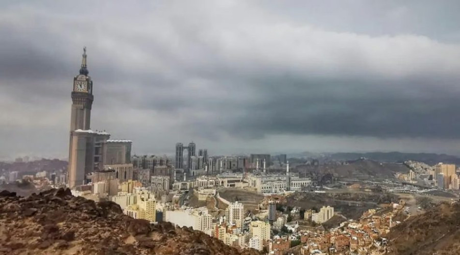 3 إنذارات حمراء لأمطار غزيرة على مكة المكرّمة وتحذير من سيول وعواصف
