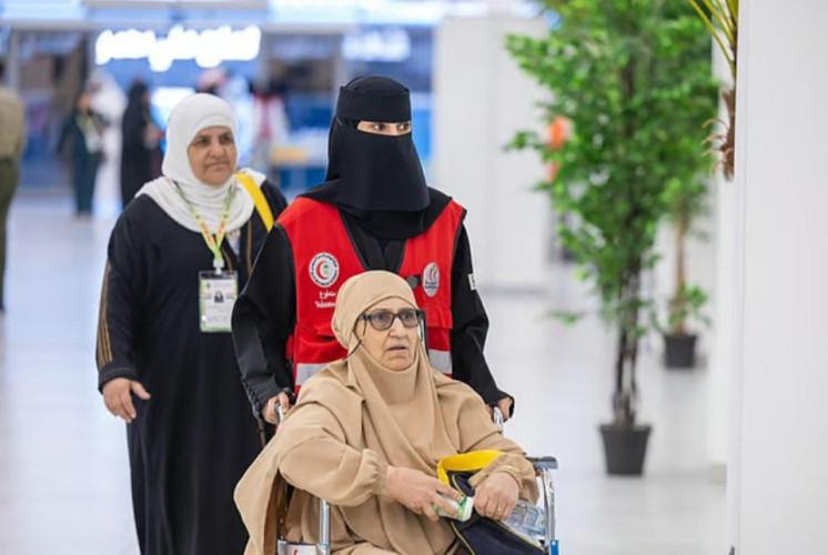 المتطوعون بمنفذ جديدة عرعر.. جهود متكاملة لخدمة ضيوف الرحمن