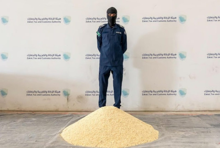 إحباط تهريب 1.8 مليون حبة إمفيتامين في البطحاء.. “الزكاة والجمارك” ترصد وتضبط وتُسقط 3 متورطين