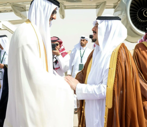 أمير قطر يصل الرياض وفي مقدمة مستقبليه نائب أمير المنطقة