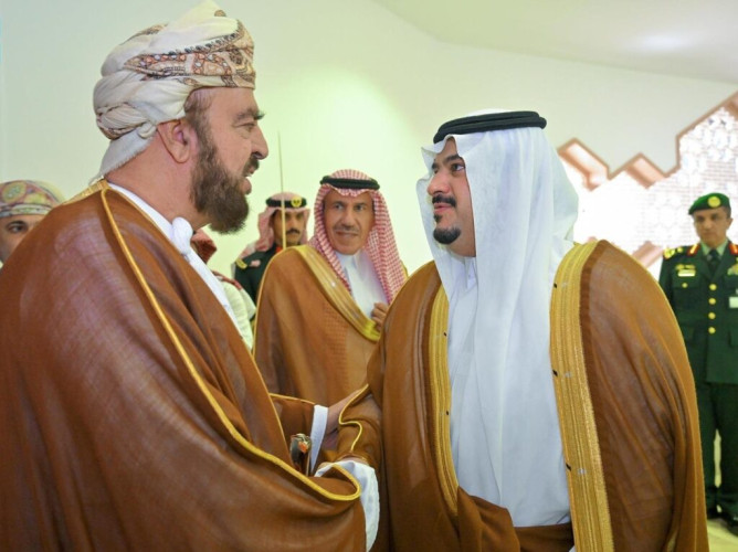 الممثل الخاص لجلالة سلطان عمان يصل الرياض وفي مقدمة مستقبليه نائب أمير المنطقة