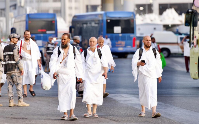 حُجاج بيت الله الحرام يتوافدون إلى مشعر منى لقضاء يوم التروية