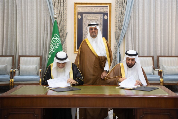 نيابة عن خادم الحرمين الشريفين.. نائب أمير منطقة مكة المكرمة يُسلم كسوة الكعبة المشرفة لسدنة بيت الله الحرام