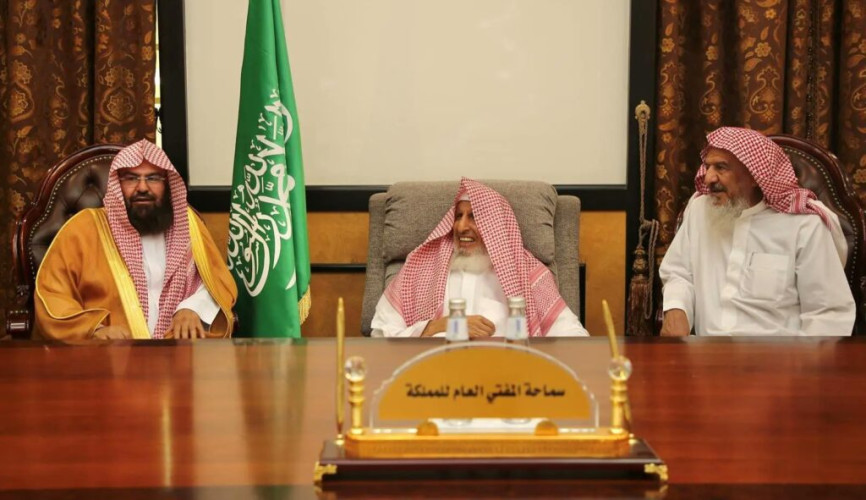 مفتي عام المملكة يستقبل السديس وأئمة الحرم ويشيد بجهود رئاسة الشؤون الدينية في خدمة الحجاج
