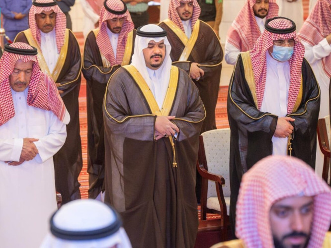 نائب أمير منطقة الرياض يؤدي صلاة الميت على الأمير فيصل بن خالد بن سعود