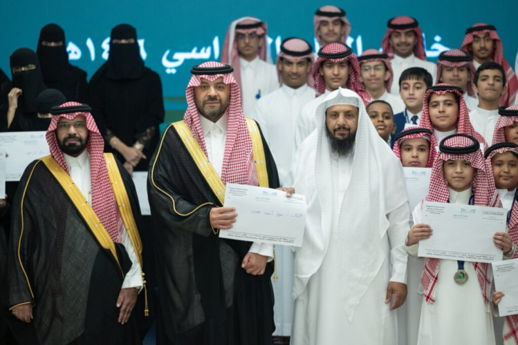 أمير منطقة الحدود الشمالية يكرّم الطلاب والطالبات الفائزين في المسابقات المحلية والدولية