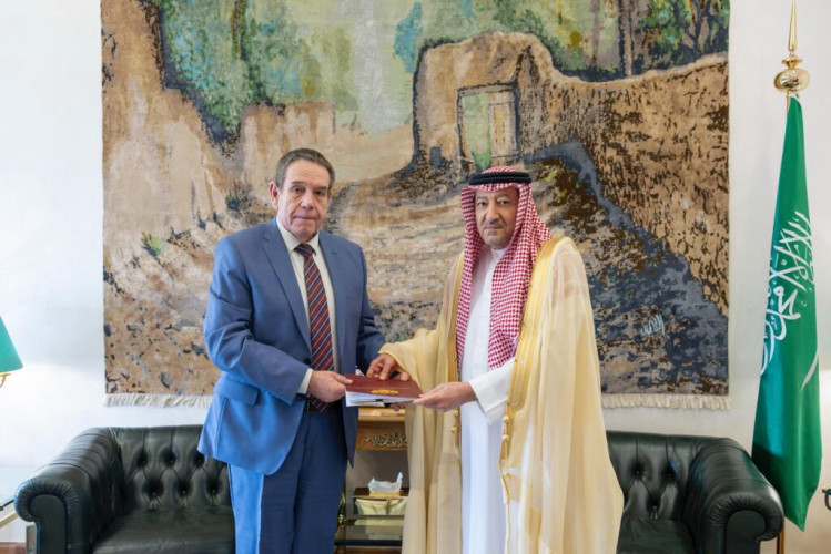 سمو وزير الخارجية يتلقى رسالة خطية من وزير الخارجية الروسي