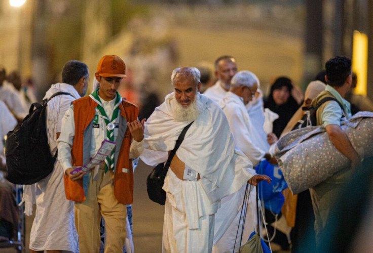 الكشافة يواصلون إرشاد الحجاج التائهين في مشعر منى