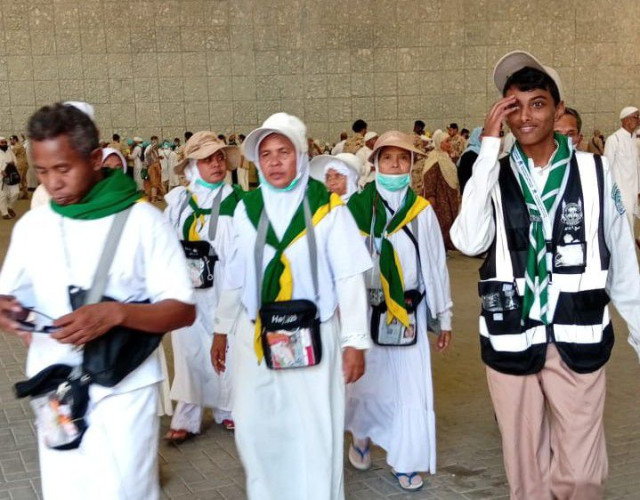 خمسة من عائلة واحدة.. يتنافسون في ميدان الكشافة لخدمة ضيوف الرحمن