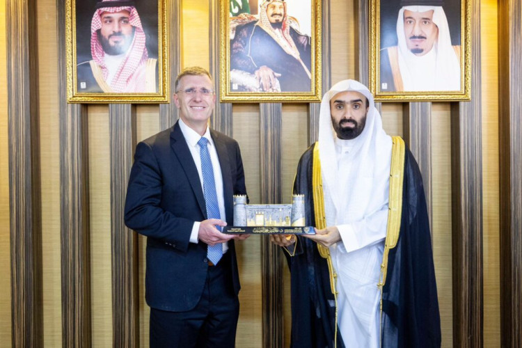 معالي د.خالد اليوسف يستقبل وفدًا من جامعة سذرن ماثدست ويشهد توقيع مذكرة تفاهم