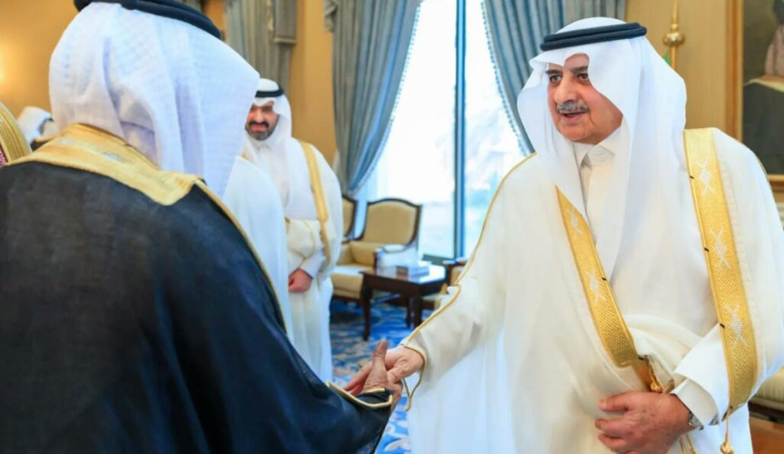 أمير منطقة تبوك يستقبل المهنئين بعيد الأضحى