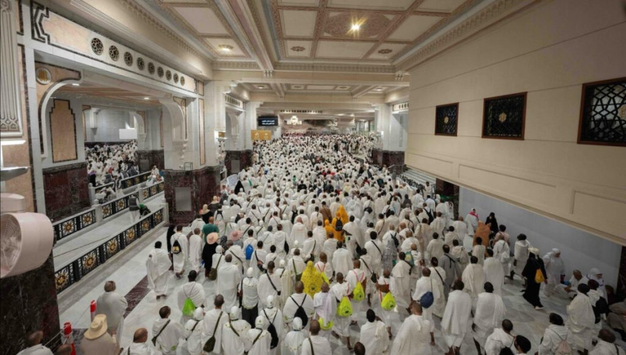 حجاج بيت الله الحرام يؤدون طواف الإفاضة في أجواء إيمانية وخدمات متكاملة