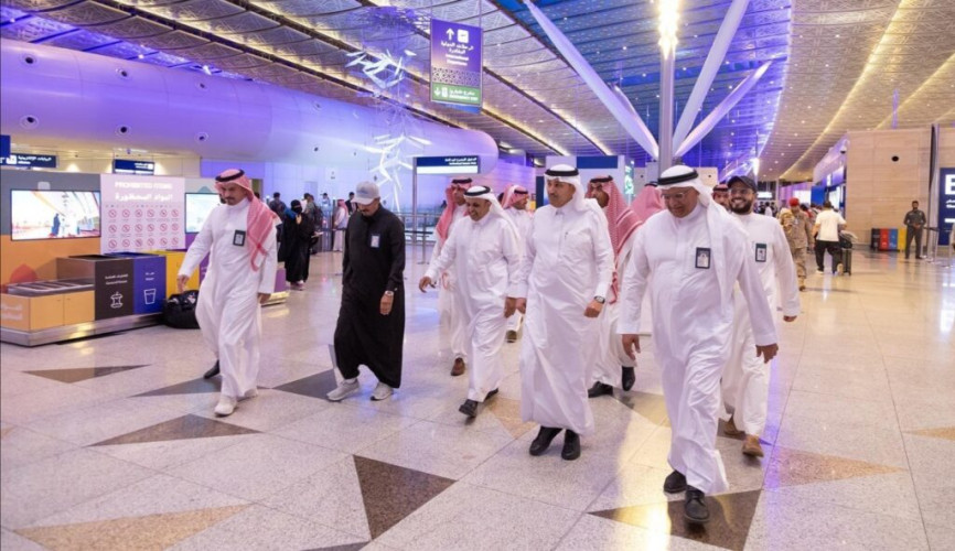 وزير النقل والخدمات اللوجستية يقف على جاهزية مطار الملك عبدالعزيز الدولي لمرحلة مغادرة ضيوف الرحمن