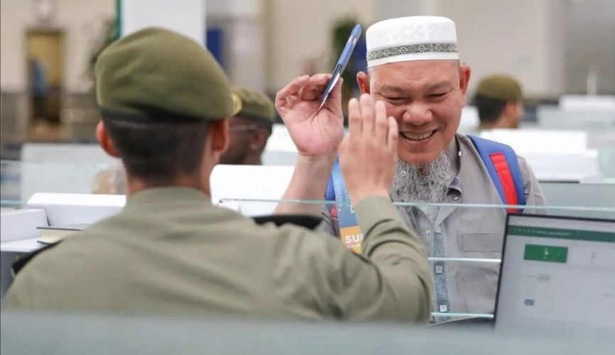 الجوازات تنهي إجراءات مغادرة أولى رحلات ضيوف الرحمن بعد أدائهم مناسك الحج عبر مطار الملك عبدالعزيز بجدة