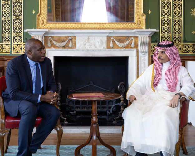 وزير الخارجية ووزير الخارجية البريطاني يناقشان آخر المستجدات في المنطقة