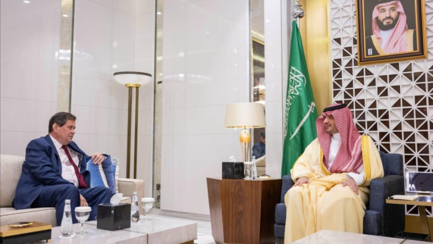 الأمير عبدالعزيز بن سعود يستقبل سفير المملكة المتحدة لدى المملكة