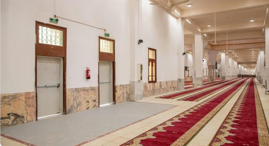 مسجد نمرة بعرفات يتهيأ لاستقبال الحجاج .. 125 ألف متر مربع من السجاد الفاخر