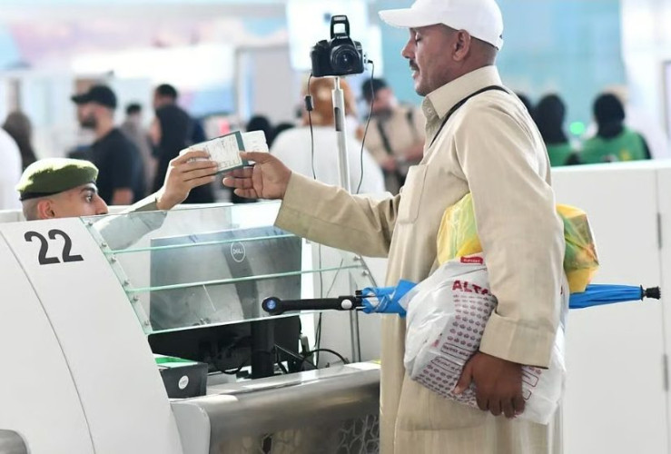 “الجوازات” تنهي إجراءات مغادرة أولى رحلات ضيوف الرحمن عبر مطار المدينة المنورة