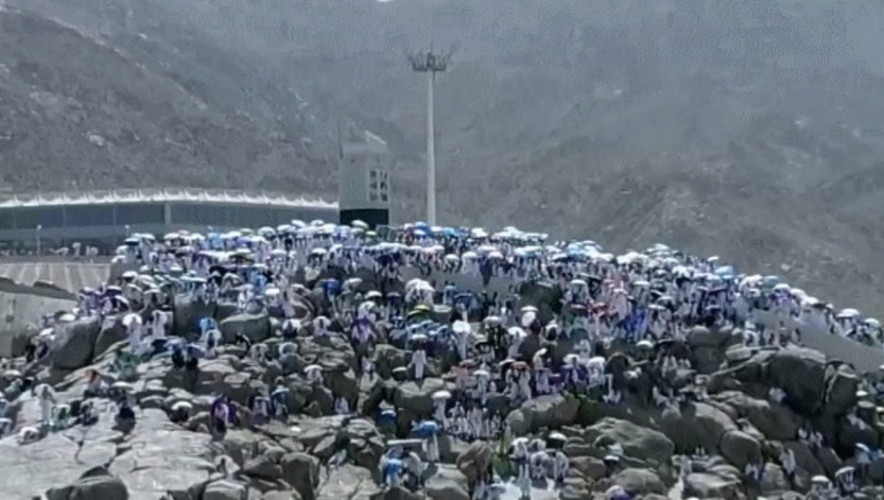 في يوم عرفة.. “جبل الرحمة” يشهد تجليات الدعاء والخشوع والسكينة