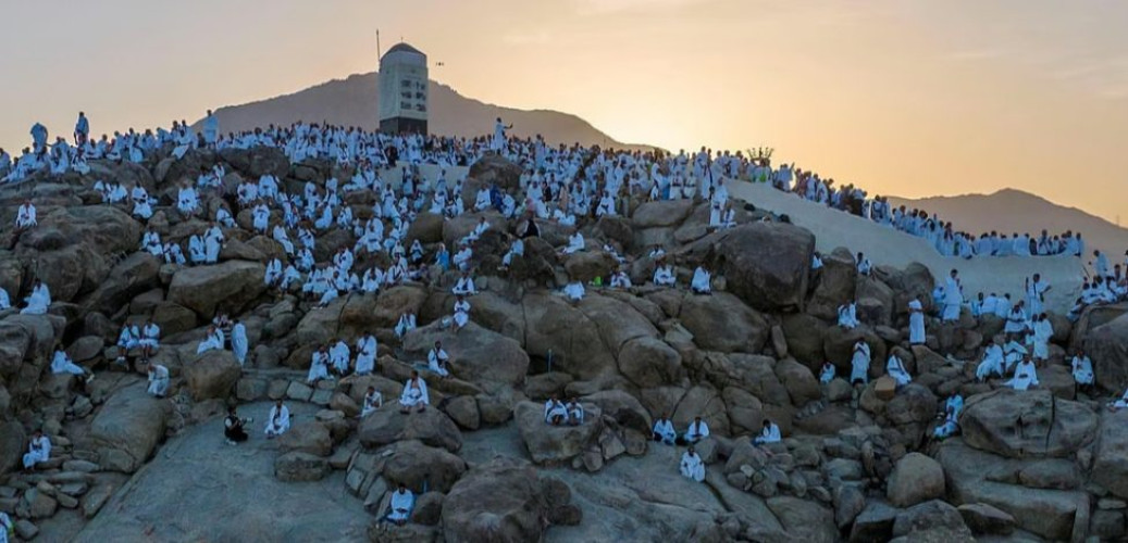 في مشهد إيماني مهيب.. حجاج بيت الله الحرام يرفعون أكف الضراعة في عرفات