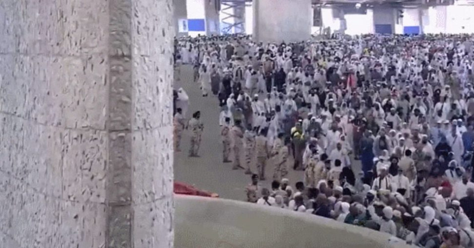 حجاج بيت الله الحرام يرمون الجمرات الثلاث في أول أيام التشريق