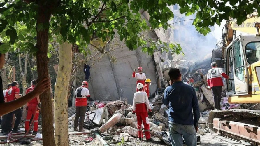 نزوح آلاف الإيرانيين بعد استهداف إسرائيل مواقع مدنية بطهران