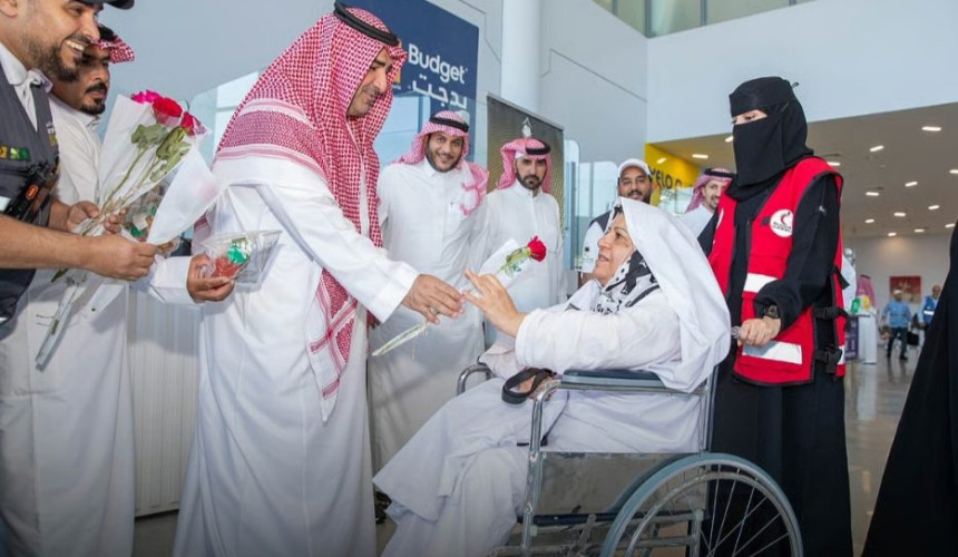 “الحج والعمرة” تودّع الحجاج الإيرانيين بالورود في مطار عرعر