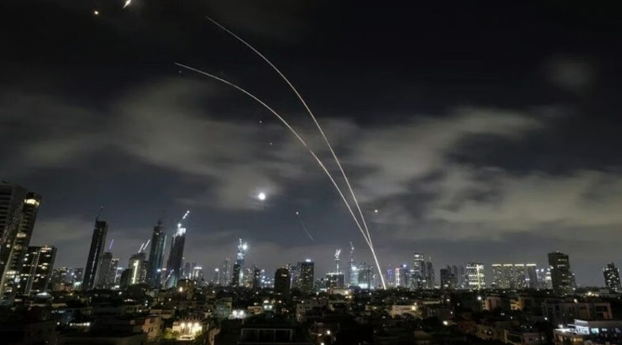 الحرس الثوري الإيراني يعلن استهداف قاعدة “العديد” الأمريكية في قطر بهجوم صاروخي