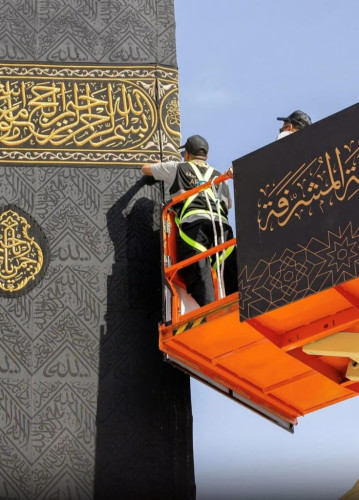 بدء مراسم تغيير كسوة الكعبة المشرفة في إرث تاريخي يمتد لأكثر من 100 عام