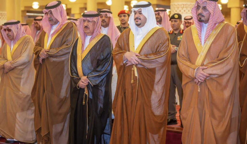 نائب أمير منطقة الرياض يؤدي صلاة الميت على صاحب السمو الأمير فيصل بن تركي بن سعود الكبير