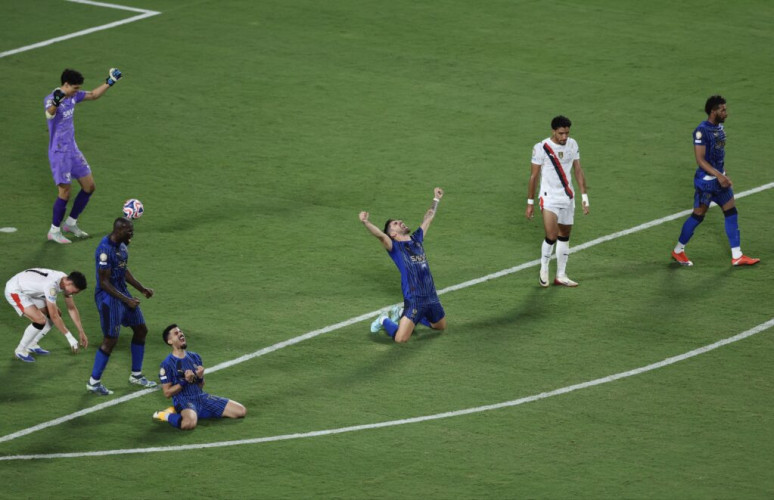 في مباراة تاريخية.. الهلال يُسقط مانشستر سيتي ويطيح به خارج البطولة بعد فوزه عليه بنتيجة 3-4