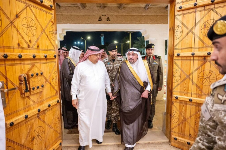 أمير منطقة القصيم يزور مقصورة السويلم التراثية في البكيرية