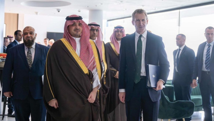 الأمير عبدالعزيز بن سعود يلتقي وزير الدولة لشؤون الأمن بوزارة الداخلية البريطانية ويزور ثكنات ويلينجتون العسكرية