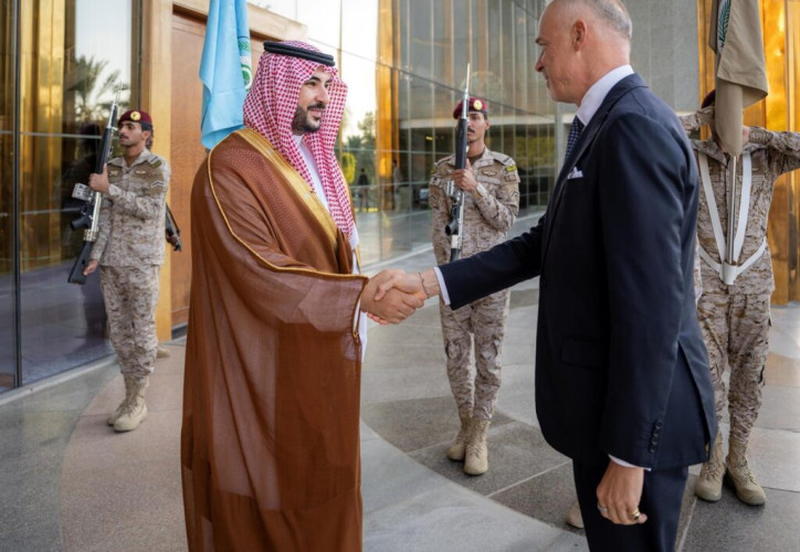 سمو وزير الدفاع يستقبل وزير الدفاع المجري