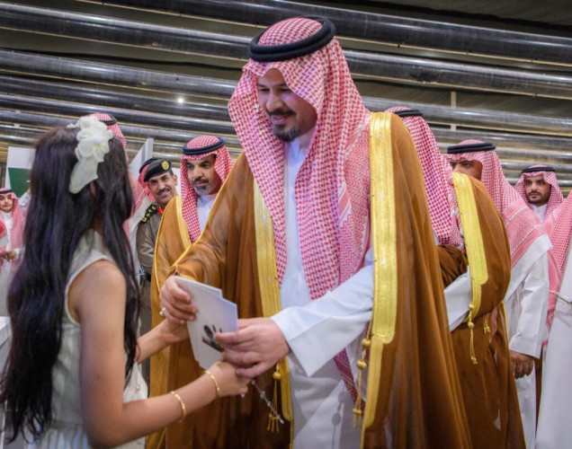 أمير منطقة المدينة المنورة يزور معرض الكتاب ويشيد بمكانة المدينة الثقافية