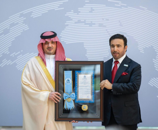 المنظمة الدولية للشرطة الجنائية تمنح الأمير عبدالعزيز بن سعود وسام “الإنتربول” من الطبقة العليا