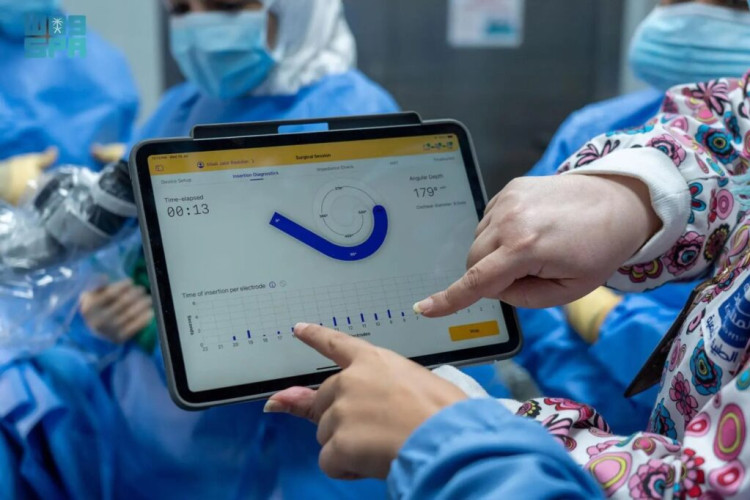 المدينة الطبية بجامعة الملك سعود تجري أول زراعة لغرسة قوقعة صناعية ذكية بالشرق الأوسط وأفريقيا