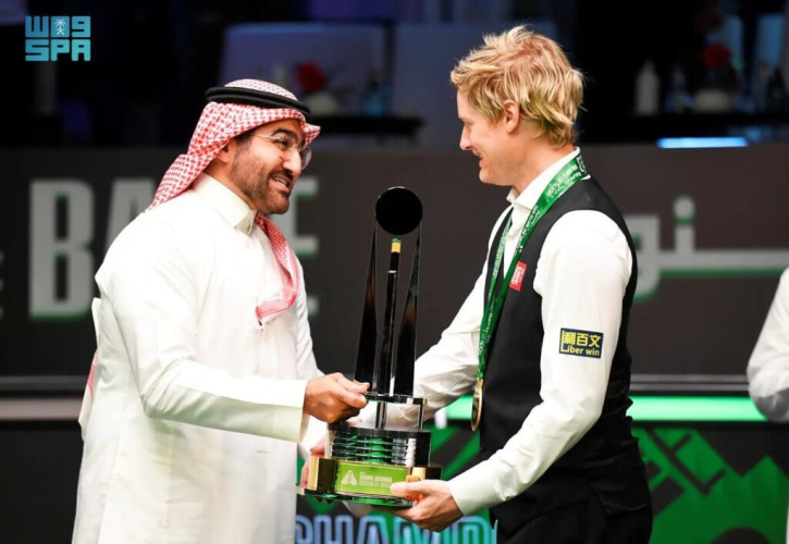 نائب وزير الرياضة يتوّج نيل روبرتسون بلقب بطولة الماسترز للسنوكر 2025