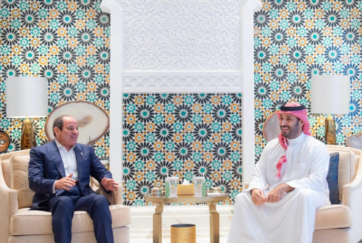 سمو ولي العهد يستقبل في قصر نيوم رئيس جمهورية مصر