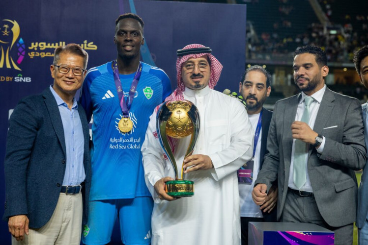 رئيس الاتحاد السعودي لكرة القدم ياسر بن حسن المسحل يتوّج فريق النادي الأهلي بكأس السوبر السعودي في هونغ كونغ
